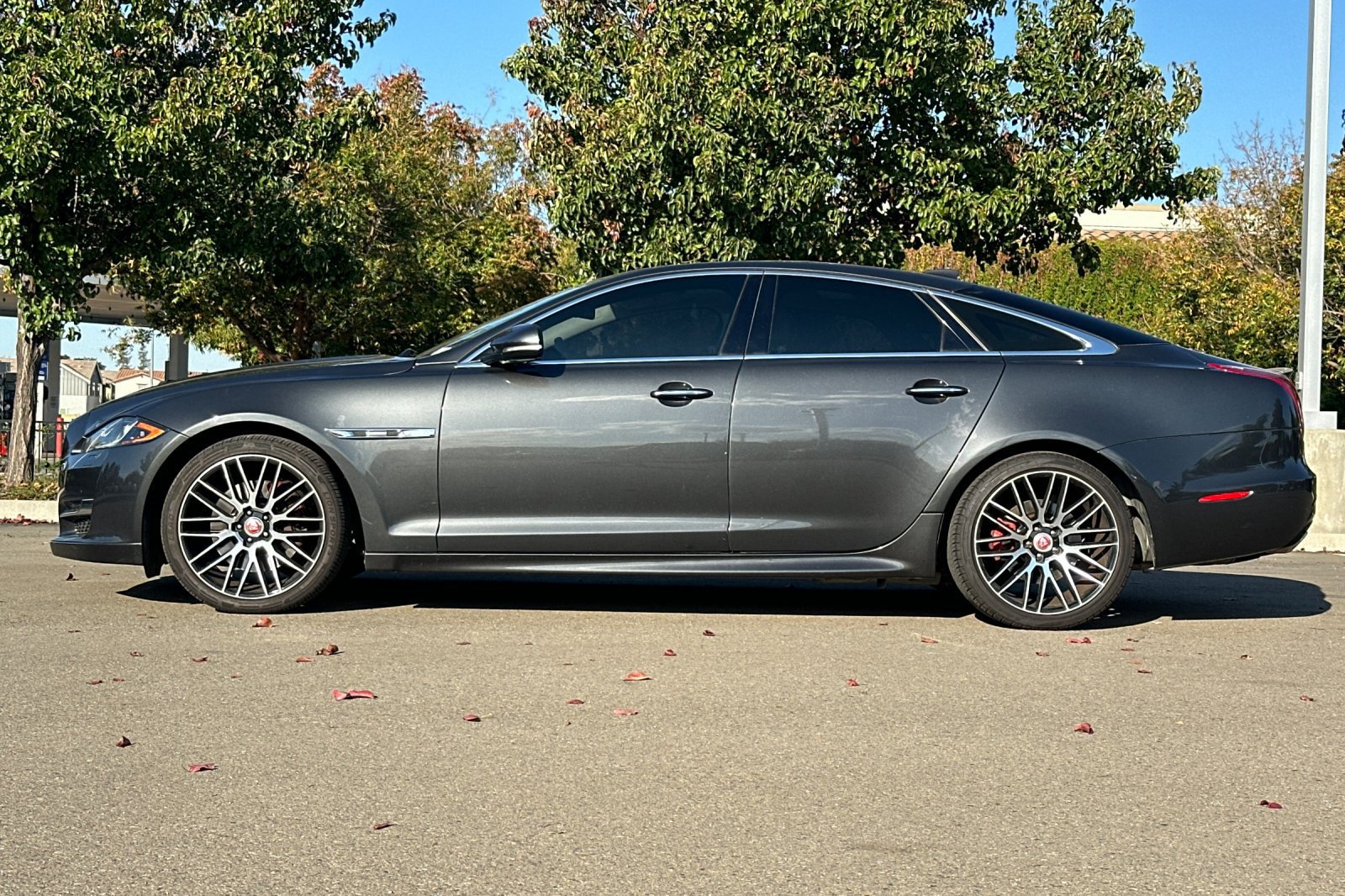Used 2016 Jaguar XJ R-Sport RWD image 7