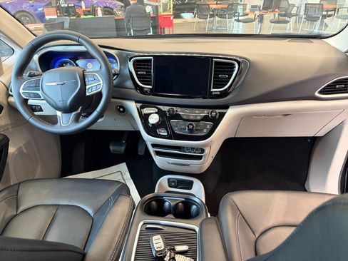 Used 2024 Chrysler Pacifica Touring-L FWD image 20