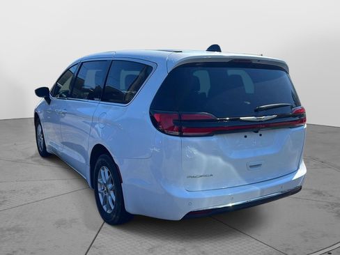 Used 2026 Chrysler Pacifica Select FWD image 4