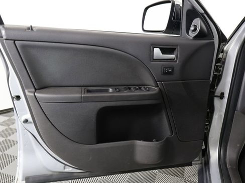 Used 2005 Ford Five Hundred Limited image 12