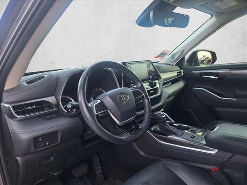 Used 2022 Toyota Highlander Limited image 9
