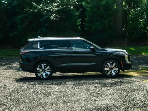 New 2025 Mitsubishi Outlander AWD image 10