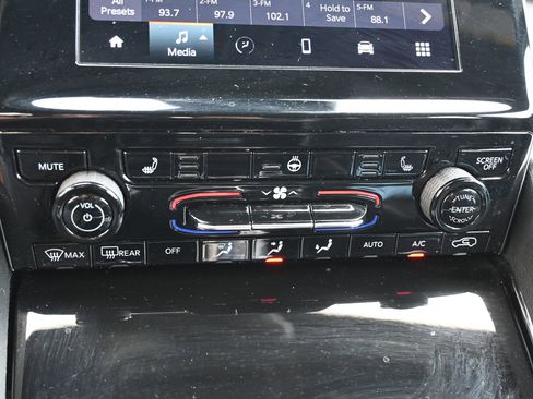 Used 2023 Jeep Grand Cherokee L Laredo image 18