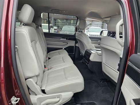 Used 2024 Jeep Wagoneer L Series II image 27