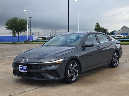 Used 2025 Hyundai Elantra Limited FWD image 9