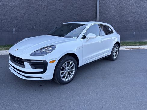 Certified 2025 Porsche Macan image 1