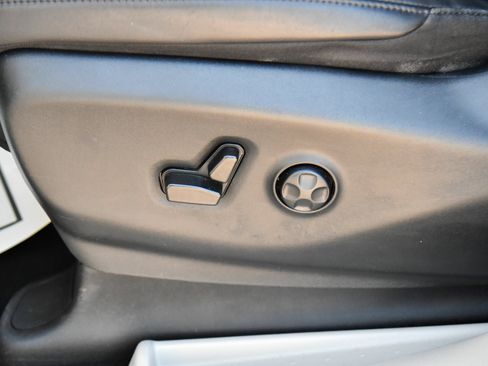 Used 2023 Chrysler Pacifica Touring-L FWD image 17
