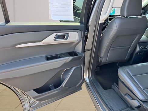 Used 2025 Ford Explorer Active w/ Active Comfort Package RWD image 26
