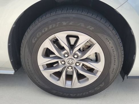 Used 2021 Toyota Sienna LE FWD image 4