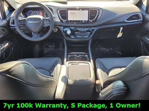 Used 2024 Chrysler Pacifica Limited w/ S Appearance Package image 13