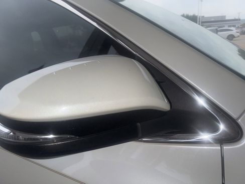 Used 2018 Toyota Highlander Limited FWD image 19