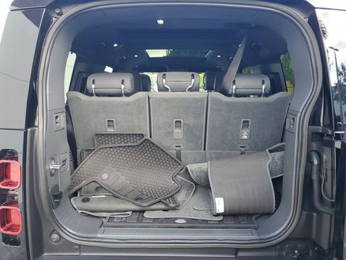 Used 2023 Land Rover Defender 130 X-Dynamic SE image 9