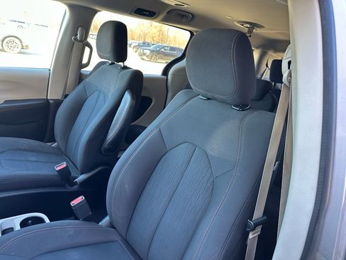 Used 2017 Chrysler Pacifica Touring image 13