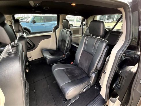 Used 2017 Dodge Grand Caravan SXT image 19
