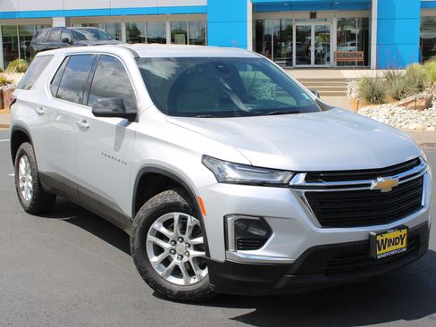 Used 2022 Chevrolet Traverse LS FWD image 2