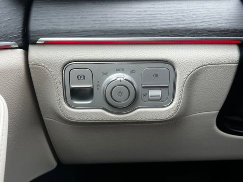 Used 2022 Mercedes-Benz GLE 350 4MATIC w/ Premium Package image 19