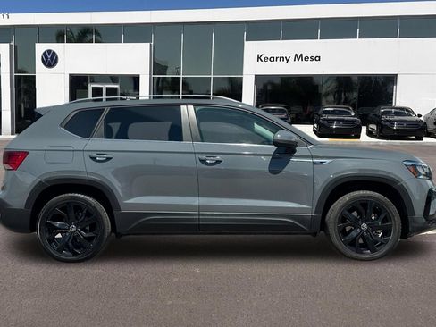 Used 2023 Volkswagen Taos SE w/ Black Wheel Package FWD image 3