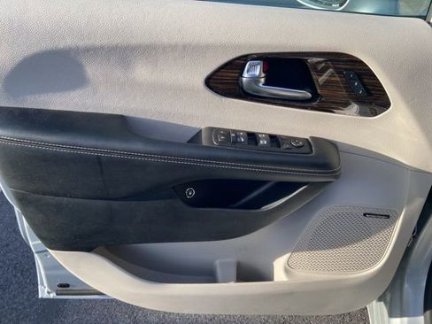 Used 2022 Chrysler Pacifica Limited image 27
