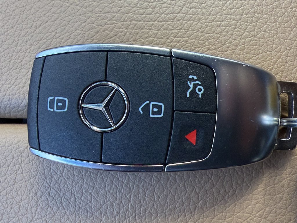 Used 2025 Mercedes-Benz GLS 580 4MATIC image 30