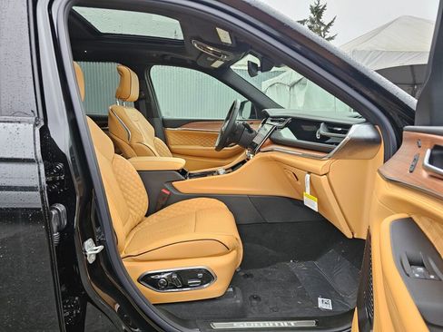 New 2025 Jeep Grand Cherokee Summit image 11