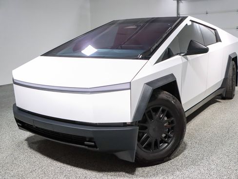 Used 2024 Tesla Cybertruck AWD Crew Cab image 27
