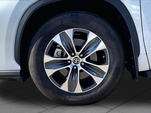 Used 2022 Toyota Highlander XLE FWD image 10