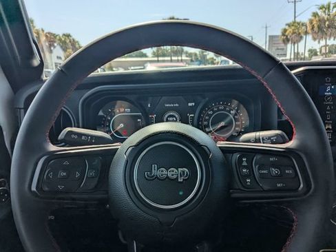 Used 2024 Jeep Gladiator Rubicon AWD/4WD image 22