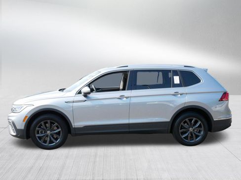 Certified 2024 Volkswagen Tiguan SE w/ Panoramic Sunroof Package AWD/4WD image 4