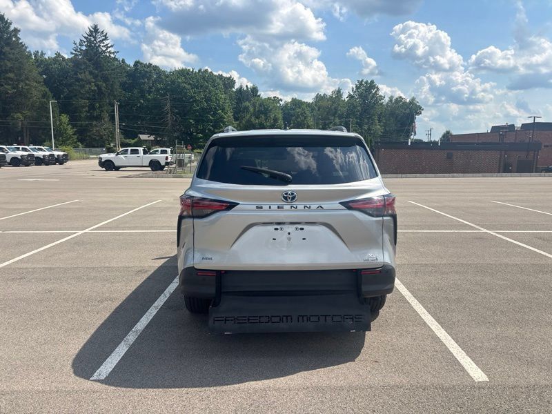 Used 2022 Toyota Sienna XLE FWD image 4