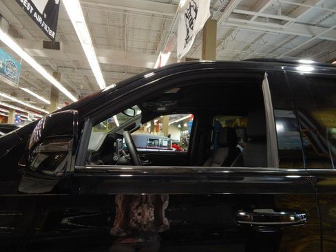 Used 2023 Chevrolet Suburban Z71 image 14