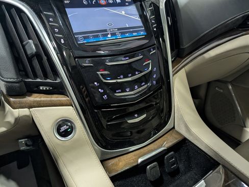 Used 2020 Cadillac Escalade ESV Luxury AWD/4WD image 28
