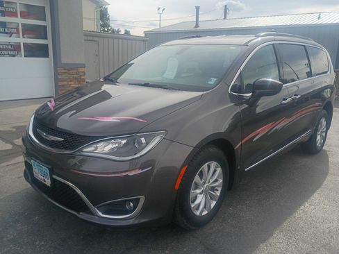 Used 2017 Chrysler Pacifica Touring-L FWD image 19