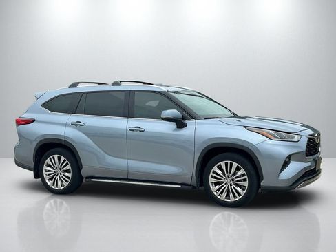 Used 2023 Toyota Highlander Platinum FWD image 4