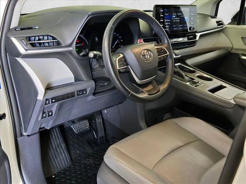 Used 2021 Toyota Sienna XLE FWD image 9