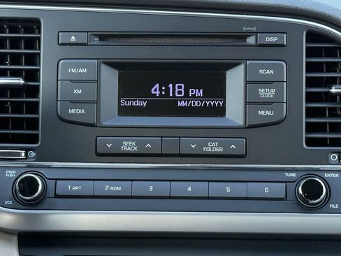 Used 2017 Hyundai Elantra SE image 24