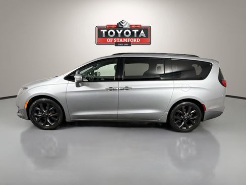 Used 2020 Chrysler Pacifica Touring-L Plus w/ S Appearance Package FWD image 4