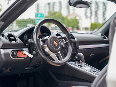 Used 2019 Porsche 718 Boxster RWD image 8