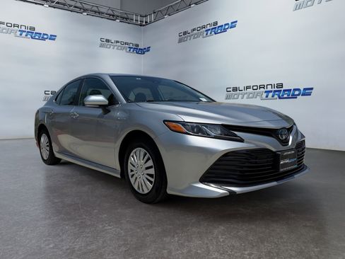 Used 2020 Toyota Camry LE image 3