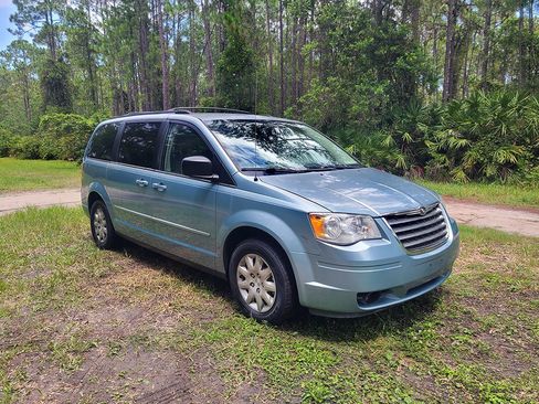 Used 2009 Chrysler Town & Country LX w/ Entertainment Group #1 image 3