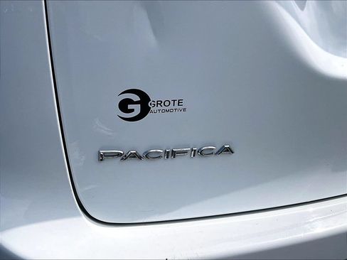 Used 2022 Chrysler Pacifica Touring-L FWD image 8