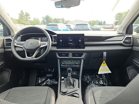 New 2025 Volkswagen Taos SE image 4
