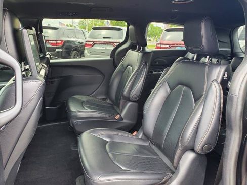 Used 2022 Chrysler Pacifica Touring-L w/ Uconnect Theater Family Group FWD image 25