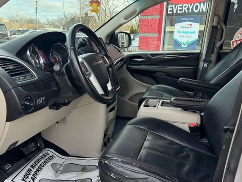 Used 2015 Chrysler Town & Country Touring image 13