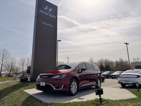 Used 2018 Chrysler Pacifica Touring-L image 1