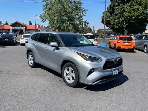 Used 2021 Toyota Highlander LE FWD image 7