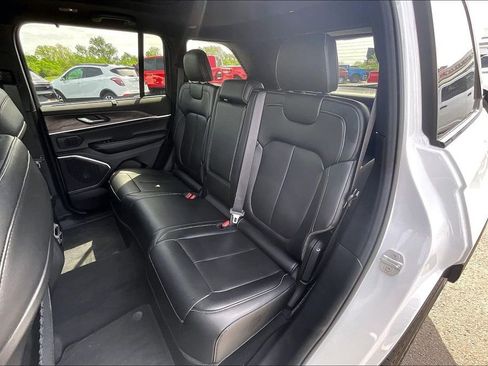 Used 2025 Jeep Grand Cherokee Limited w/ Luxury Tech Group II image 24