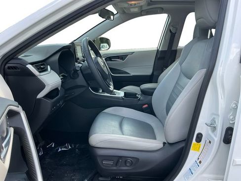 Used 2019 Toyota RAV4 XLE Premium w/ Cold Weather Package AWD/4WD image 10