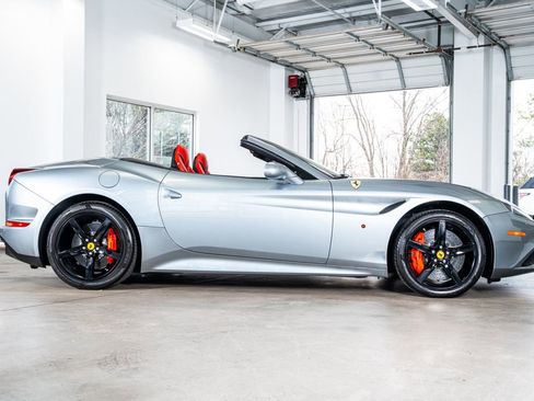 Used 2017 Ferrari California T image 5