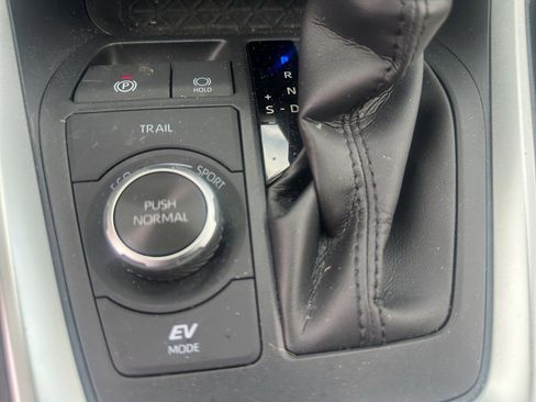 Used 2022 Toyota RAV4 XLE Premium image 13