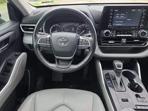 Used 2022 Toyota Highlander XLE FWD image 10